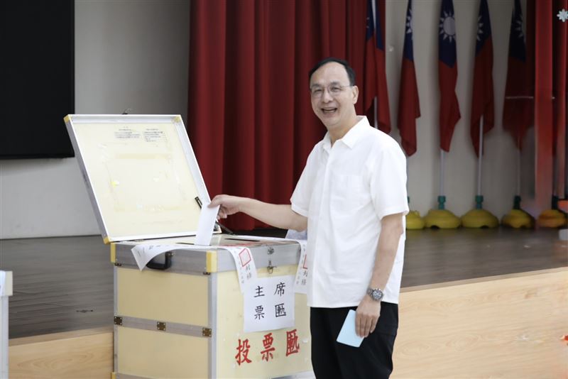 朱立倫早上到桃園市八德區投票。（圖／國民黨提供）