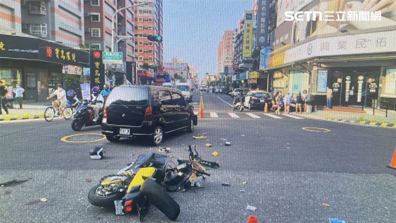 16歲少年遭撞連人帶車倒地，送醫宣告不治。（圖／翻攝畫面）