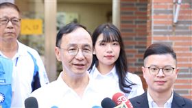 朱立倫早上到桃園市八德區投票。（圖／國民黨提供） 