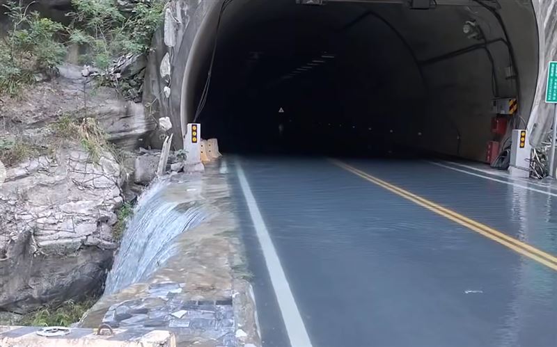 花蓮立霧溪堰塞湖水已從台8線靳珩隧道東口溢流。（圖／林業署花蓮分署）