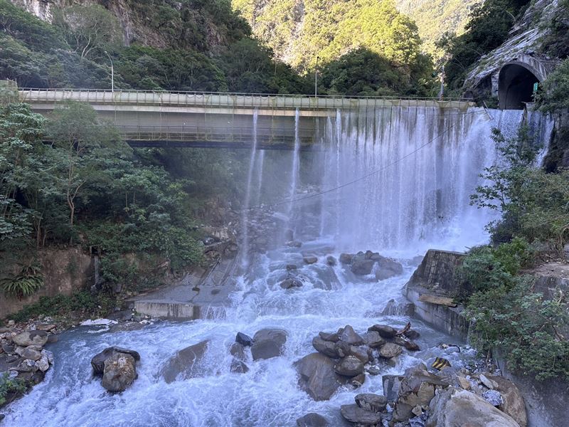 立霧溪堰塞湖溢流至台8線靳珩隧道，溪水經魯丹橋護欄外溢出後流入魯丹溪，最終匯入立霧溪。（圖／林業署花蓮分署）