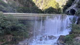 堰塞湖水從公路溢流！魯丹橋成「小瀑布」