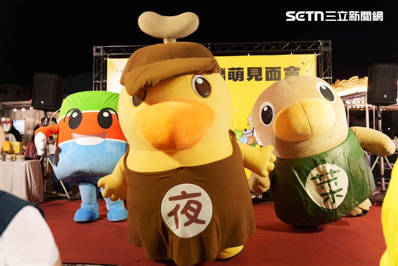 台南5大吉祥物合體現身武聖夜市。（圖／翻攝畫面）
