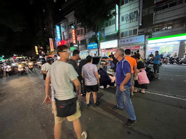 路過民眾化身「抬車超人」，合力抬起轎車救出受困騎士。（圖／網友willhsu813授權提供）