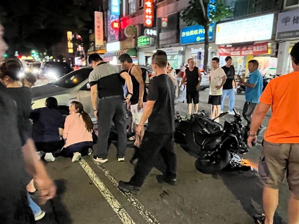 路過民眾化身「抬車超人」，合力抬起轎車救出受困騎士。（圖／網友willhsu813授權提供）