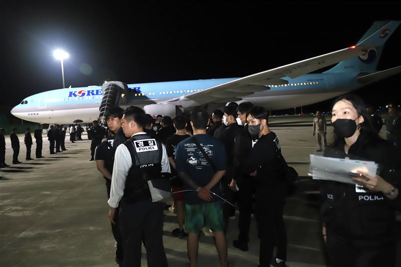 在超過190名警力護送之下，涉詐韓人搭乘大韓航空包機返韓。（圖／美聯社／達志影像）