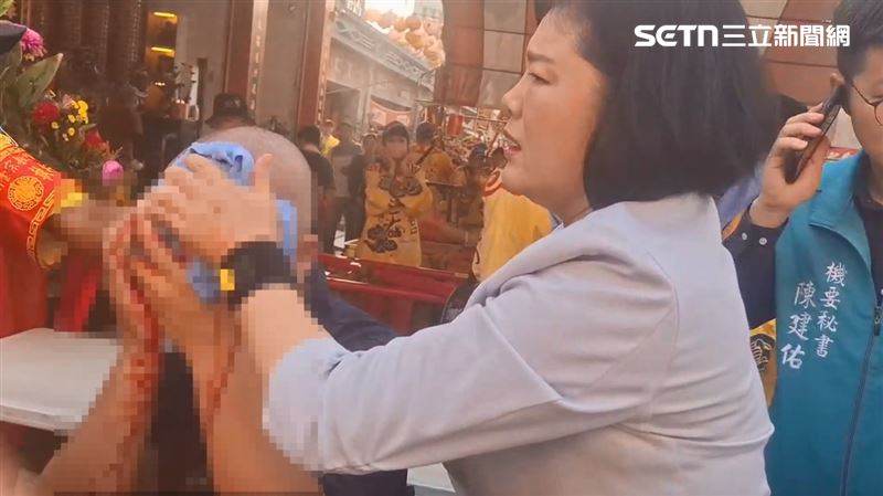 雲林土庫順天宮遶境儀式出意外，男子遭起馬炮炸傷，縣長張麗善急救援。（圖／翻攝畫面）