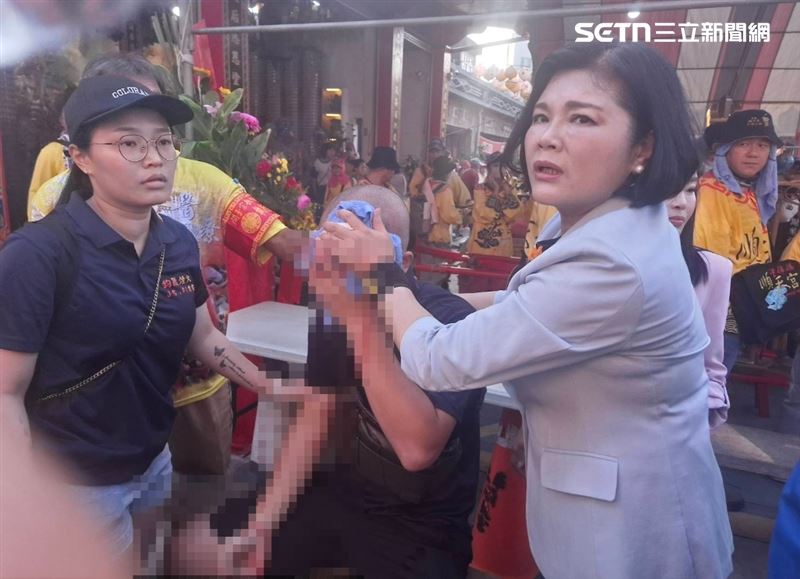 雲林土庫順天宮遶境儀式出意外，男子遭起馬炮炸傷，縣長張麗善急救援。（圖／翻攝畫面）