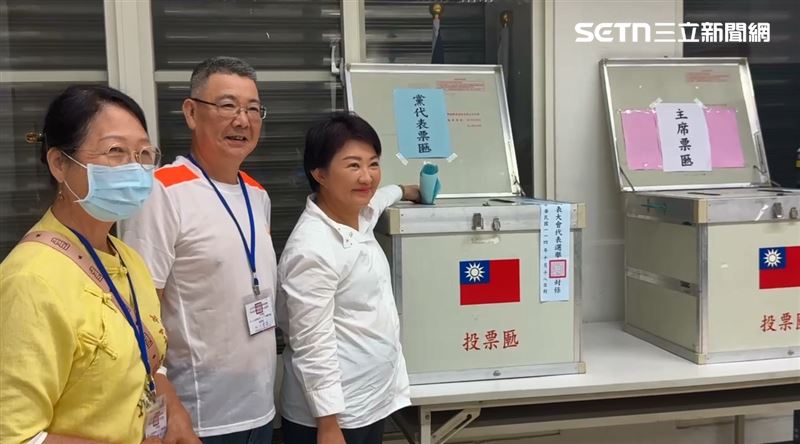 台中市長盧秀燕現身活動中心投票，全程笑容滿面。（圖／翻攝畫面）