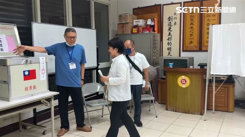 台中市長盧秀燕前往活動中心投票，停留15分鐘後快閃離開。（圖／翻攝畫面）