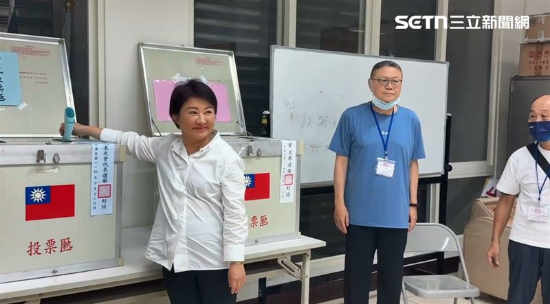 台中市長盧秀燕現身活動中心投票，全程笑容滿面。（圖／翻攝畫面）