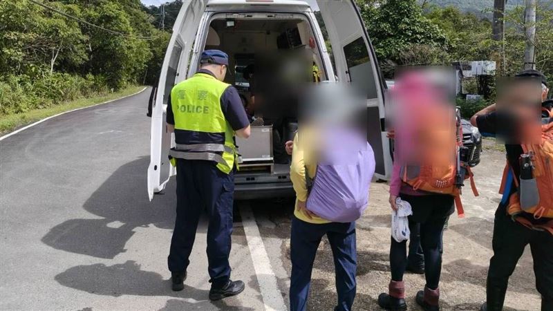 7位民眾在鷺鶿岫地區從事戶外活動時，突然遭遇蜂群攻擊被蟄傷。（圖／翻攝畫面）