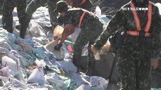 花蓮光復防強降雨 國軍發沙包給居民