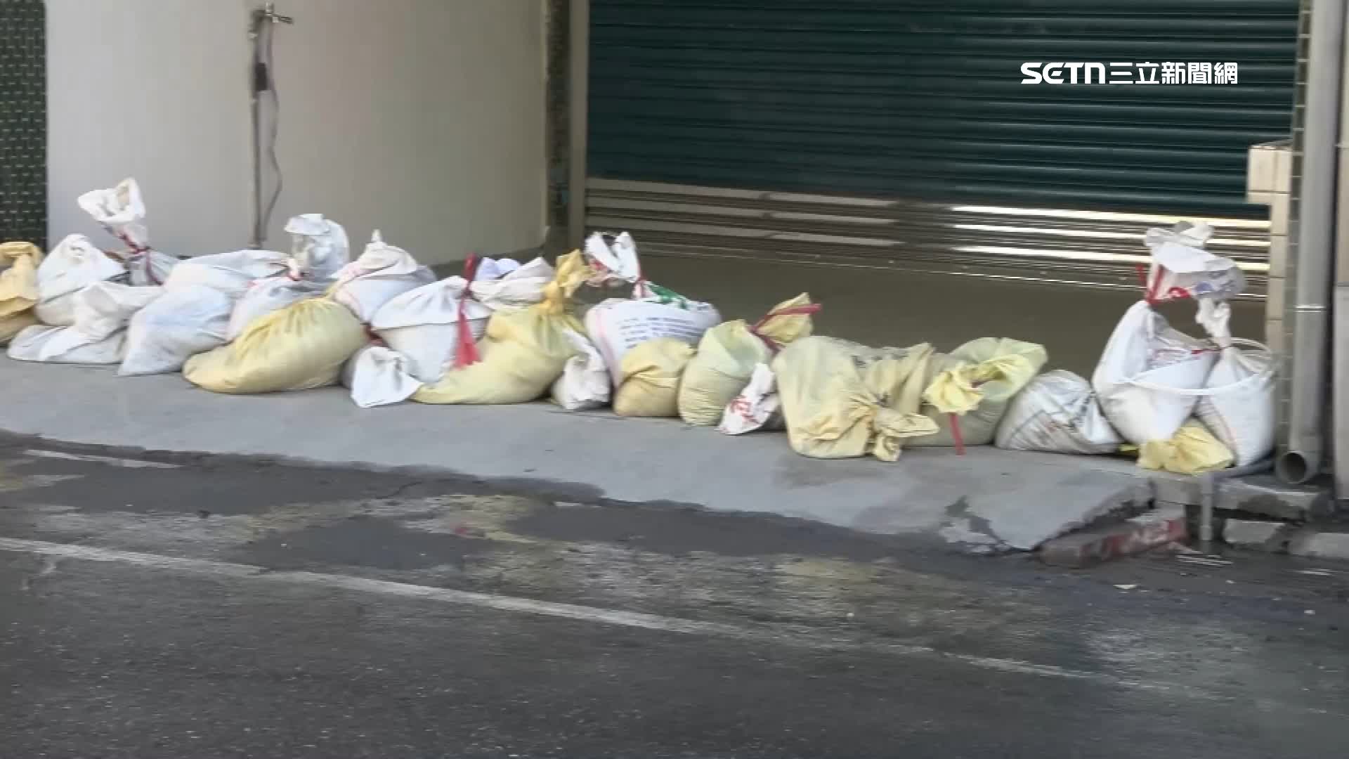 光復鄉居民在門口堆置沙包