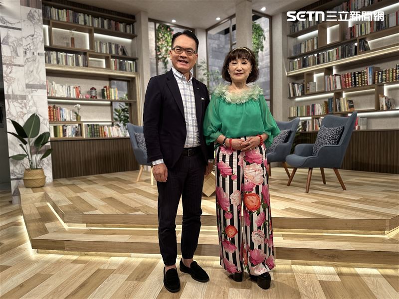 西卿（右）接受鄭弘儀（左）專訪，娓娓道來傳奇一生