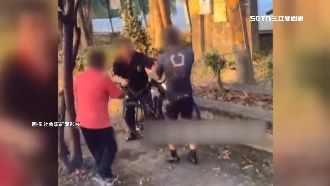 自行車鑽車縫被攔　騎士告遊覽車司機施暴