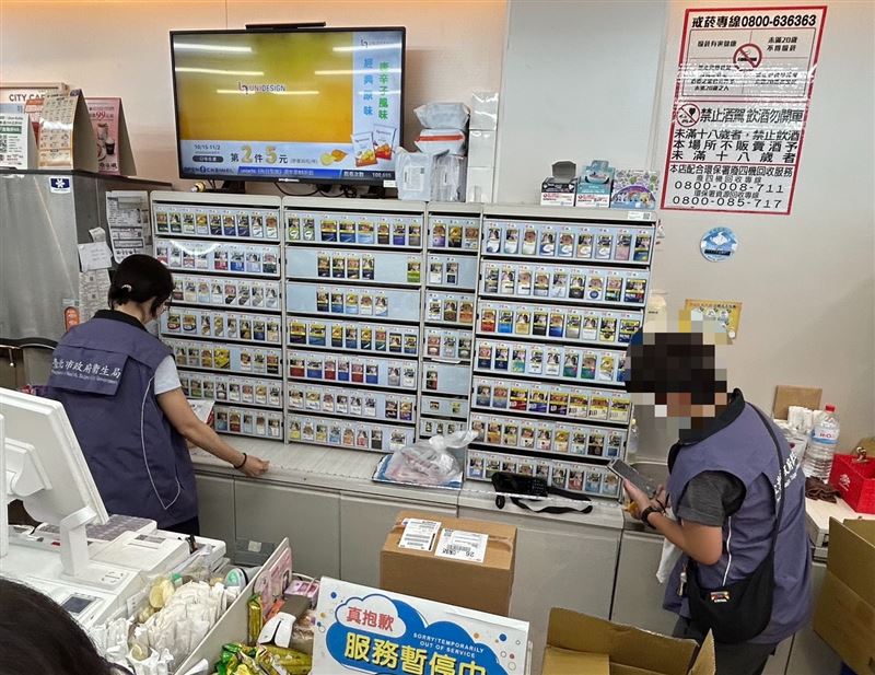 加熱菸開賣首日,北市衛生局啟動擴大專案稽查,查獲加熱菸標示不符規範。(圖/北市衛生局提供)