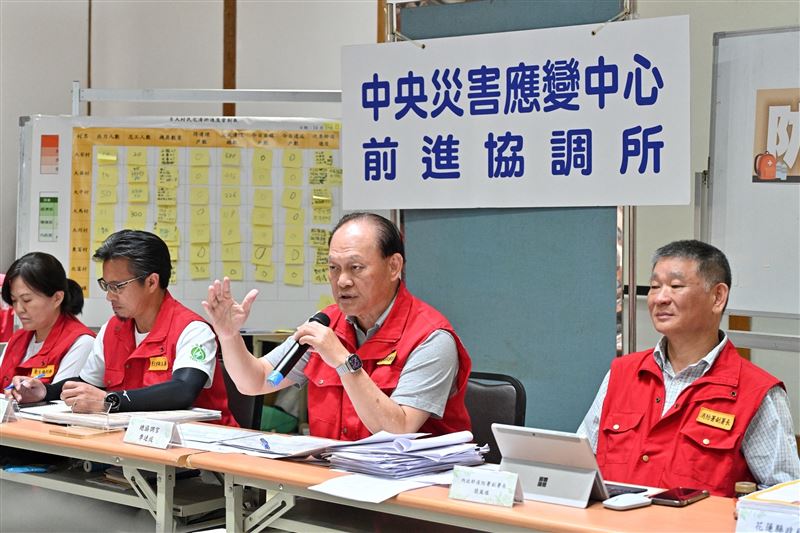 中央前進協調所總協調官季連成說明。（圖／行政院提供）