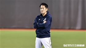 台灣大賽G1，中信兄弟總教練平野惠一觀看球員練習。（圖／記者劉彥池攝影）