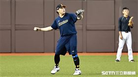 台灣大賽G1，中信兄弟左外野手曾頌恩賽前守備練習。（圖／記者劉彥池攝影）