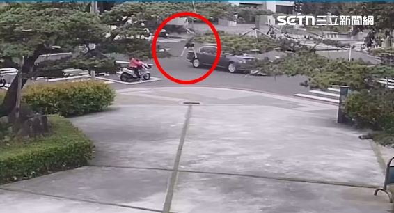 台中北屯發生驚悚車禍，女子酒駕路口鬼切挨撞，噴飛1樓高墜地。（圖／翻攝畫面）