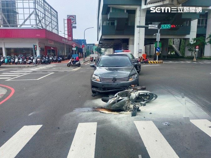 台中女酒駕鬼切挨撞，機車被捲入車底推行起火燃燒。（圖／翻攝畫面）