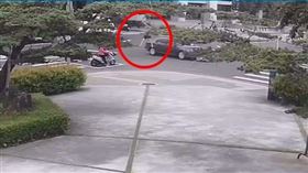 鬼切,機車,酒駕,女騎士,噴飛,火燒車,驚悚,畫面,車禍,台中（圖／翻攝畫面）