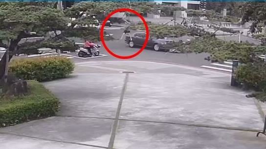 酒駕鬼切挨撞!女噴飛1樓高…機車起火