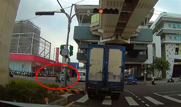 台中北屯發生驚悚車禍，女子酒駕路口鬼切挨撞，噴飛1樓高墜地。（圖／翻攝自YT／WoWtchout-地圖型行車影像分享平台）