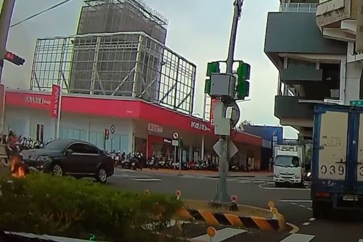 台中女酒駕鬼切挨撞，機車被捲入車底推行起火燃燒。（圖／翻攝自YT／WoWtchout-地圖型行車影像分享平台）