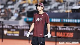 台灣大賽G1，樂天桃猿外野手何品室融賽前打擊練習。（圖／記者劉彥池攝影）