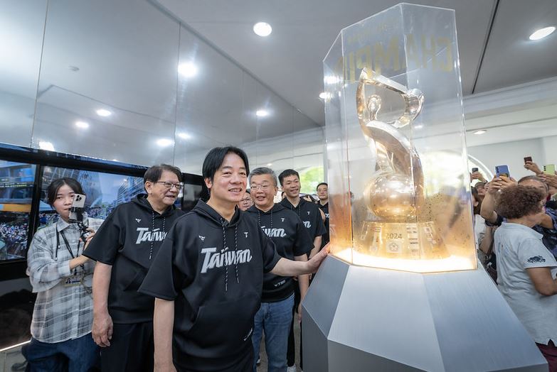 總統邀請國內外訪客一起參觀「BEHIND THE CHAMPION：冠軍之路」特展，感受臺灣精神。（圖／總統府）