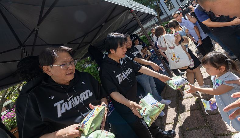 總統前往「TEAM TAIWAN」系列紀念商品展售市集參觀，並發送參觀民眾限量版「總統府紀念版乖乖」。（圖／總統府）