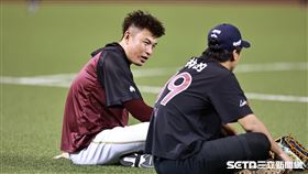 台灣大賽G1，樂天桃猿野手林泓育和林立聊天。（圖／記者劉彥池攝影）