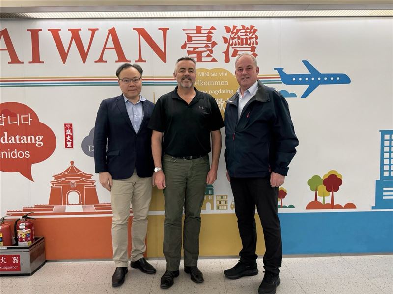 澳洲跨黨派議員訪台，期間將見蕭美琴、江啟臣、林佳龍並拜訪政府部會，右起為寇貝克（Richard Colbeck）參議員及契斯特（Darren Chester）眾議員。（圖／外交部提供）