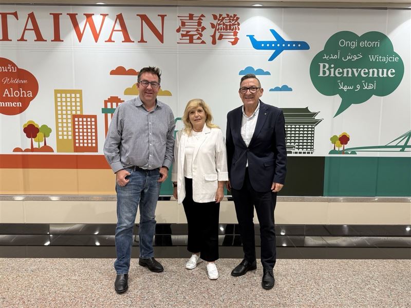 澳洲跨黨派議員訪台，期間將見蕭美琴、江啟臣、林佳龍並拜訪政府部會，右起為喬傑納斯（Steve Georganas）眾議員夫婦及麥葛瑞（James McGrath）參議員。（圖／外交部提供）