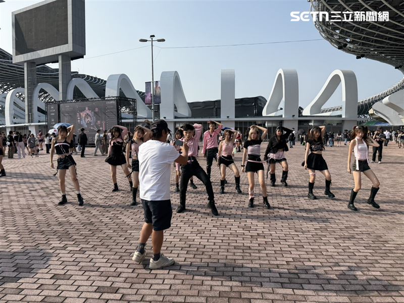 許多舞團在場外表演BLACKPINK的舞蹈。（圖／記者王培驊攝影）