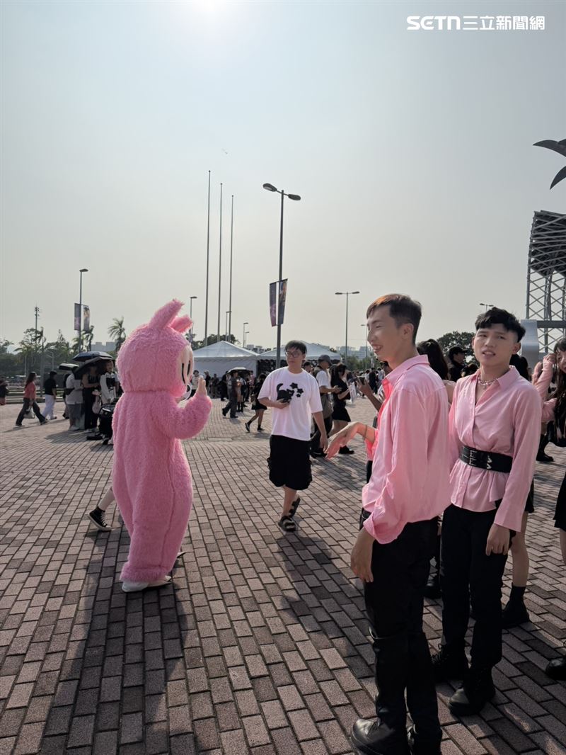 超巨大Labubu在場外跟粉絲互動。（圖／記者王培驊攝影）