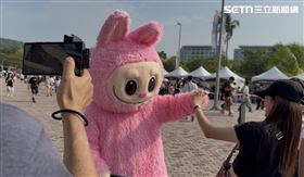 還有不少Lisa的粉絲主動找Labubu合影、比愛心。（圖／記者王培驊攝影）