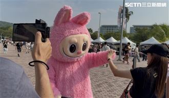 Lisa狂粉沒買到票　場外扮巨型Labubu致敬