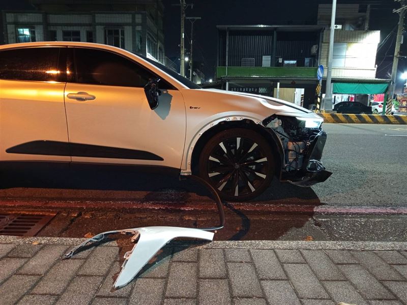 李男駕駛白色自小客肇禍。（圖／翻攝畫面）