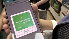 衛福部長石崇良、國健署長沈靜芬今日偕同台北市衛生局突擊加熱菸通路現場稽查。（圖／國健署提供）