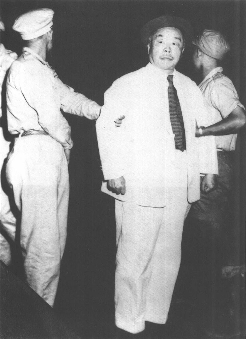 1950年4月，陳儀被押到台灣後，即對任何人不再發一言一語，5月19日，蔣介石親下手諭紙條「槍決可也」，命保密局局長毛人鳳辦理此事，部下劉學仁害怕陳儀情緒波動不利槍決，欺騙陳儀說蔣介石要召見他，陳儀盛裝打扮搭車到新店空軍公墓，方知是被押往槍決。（圖／翻攝維基百科）