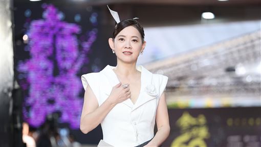 曾寶儀再扛主持！登紅毯深V西裝開到極限