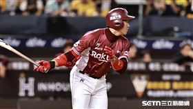 台灣大賽G1，樂天桃猿一壘手梁家榮敲出安打先馳得點。（圖／記者劉彥池攝影）