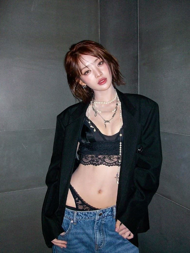 Minnie在乳癌防治公益趴上傳多張性感辣秀黑色蕾絲Bra、露出情趣透明內褲邊（圖／翻攝自IG @min.nicha）
