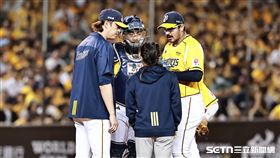 台灣大賽G1，中信兄弟先發投手羅戈失分，投手教練王建民喊暫停。（圖／記者劉彥池攝影）