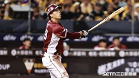 台灣大賽G1，樂天桃猿指定打擊林立打成右外野飛球出局。（圖／記者劉彥池攝影）