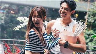 曾莞婷強逼脫衣　初孟軒遭摸胸發聲了