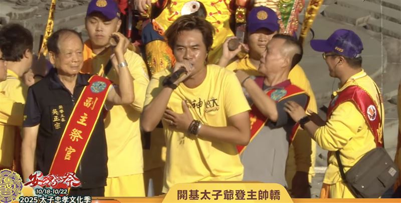 柯大堡獻唱《中壇元帥》，以磅礡歌聲為活動揭幕。（圖／寶島神很大現場直播畫面）